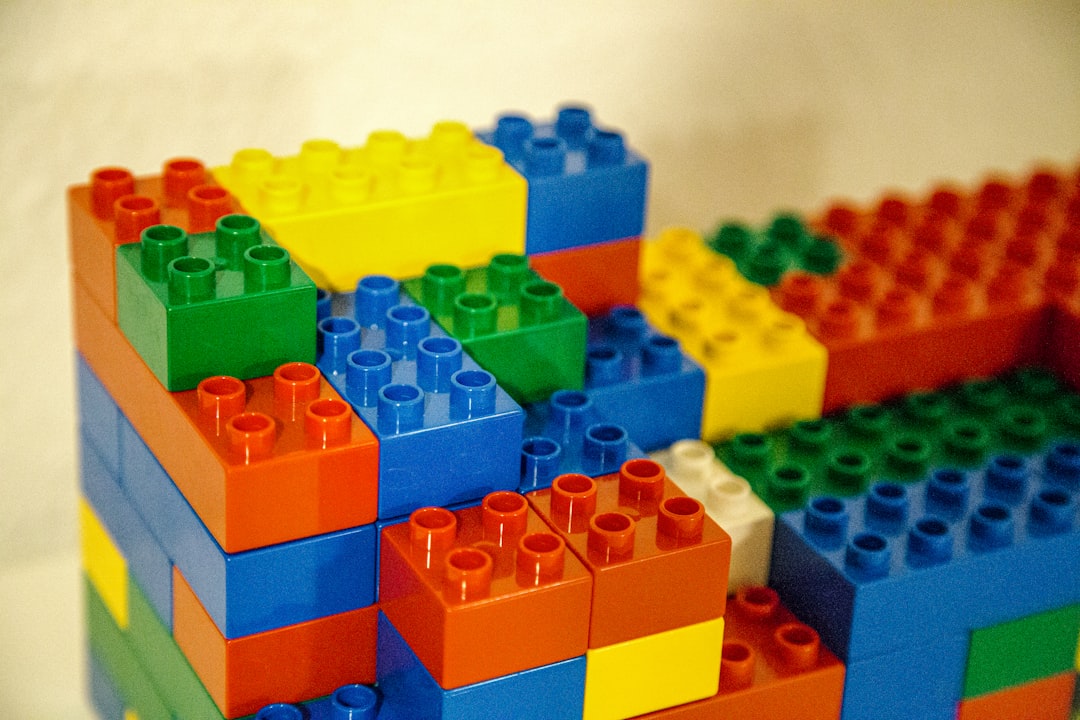 juegos educativos para niños de 7 años - Niña construyendo una estructura con bloques STEM en el aula