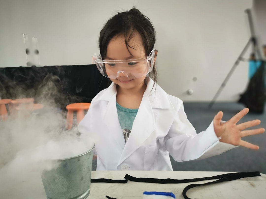 juegos de aprendizaje - Niño realizando un experimento científico sencillo con materiales cotidianos
