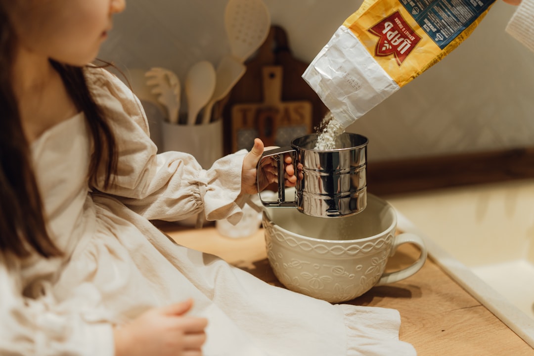 Actividades sensoriales para niños de 3 años - Exploración táctil con plastilina casera