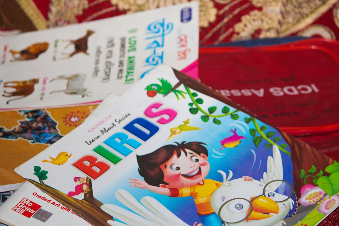 Qué es un colegio bilingüe - Dos niños compartiendo un libro en diferentes idiomas durante una actividad escolar