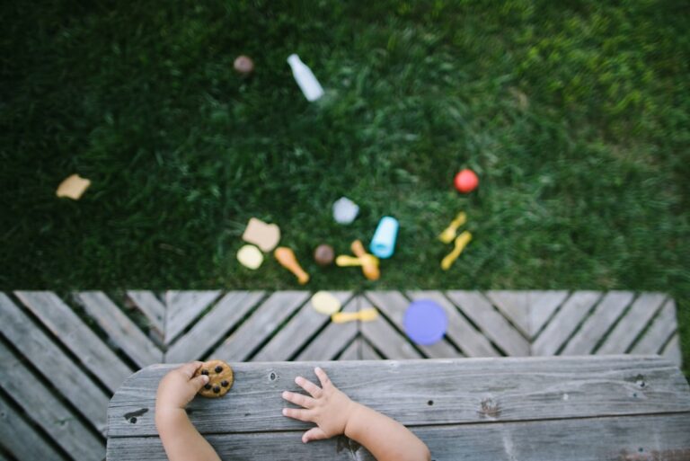 Niño de tres años concentrado con bloques de madera en un ambiente Montessori