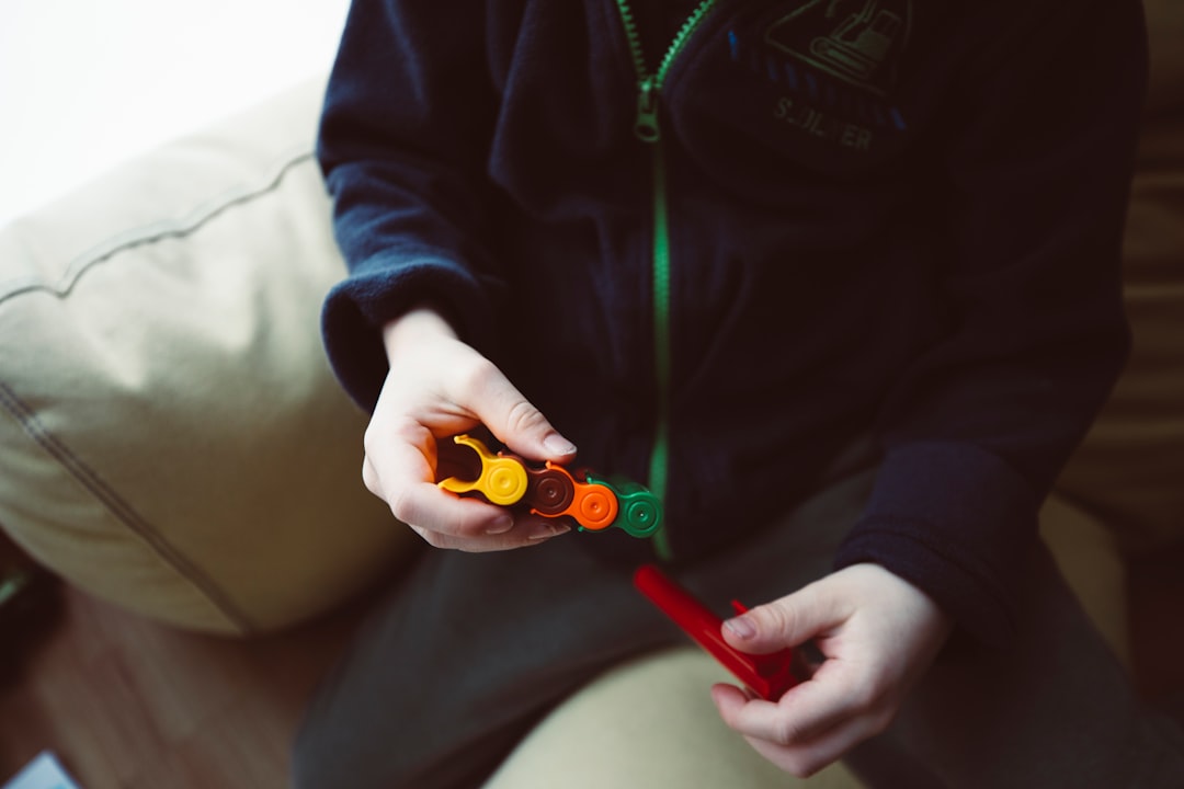 juegos educativos para niños de 3 años - Actividad de clasificación por colores en una aula de Casa de Niños