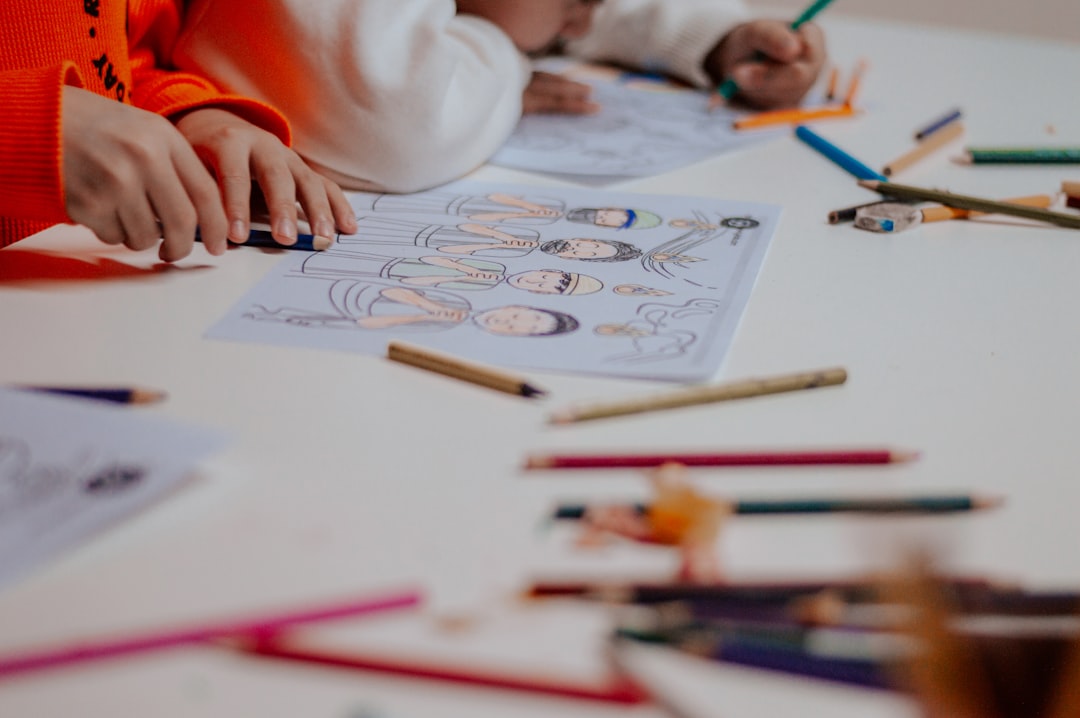 juegos educativos para niños de 3 años - Juego de trasvasar arroz, una actividad de vida práctica ideal para los tres años