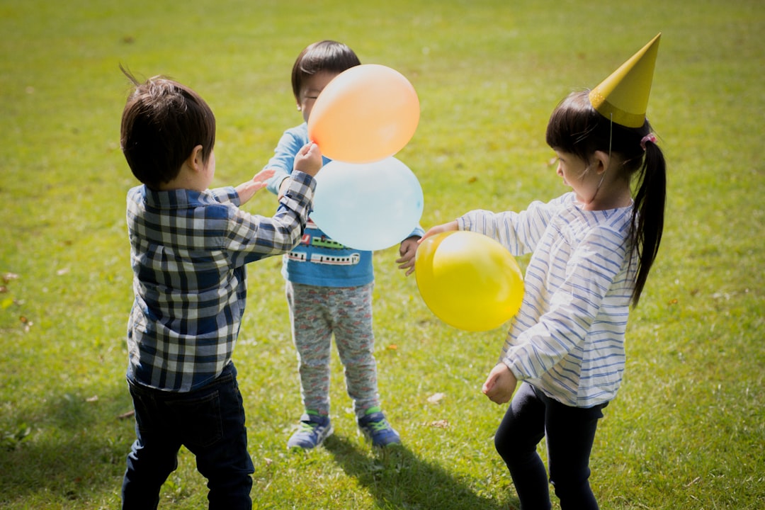 actividades educativas para niños de tres años - Materiales sensoriales Montessori organizados en estantes al alcance del niño
