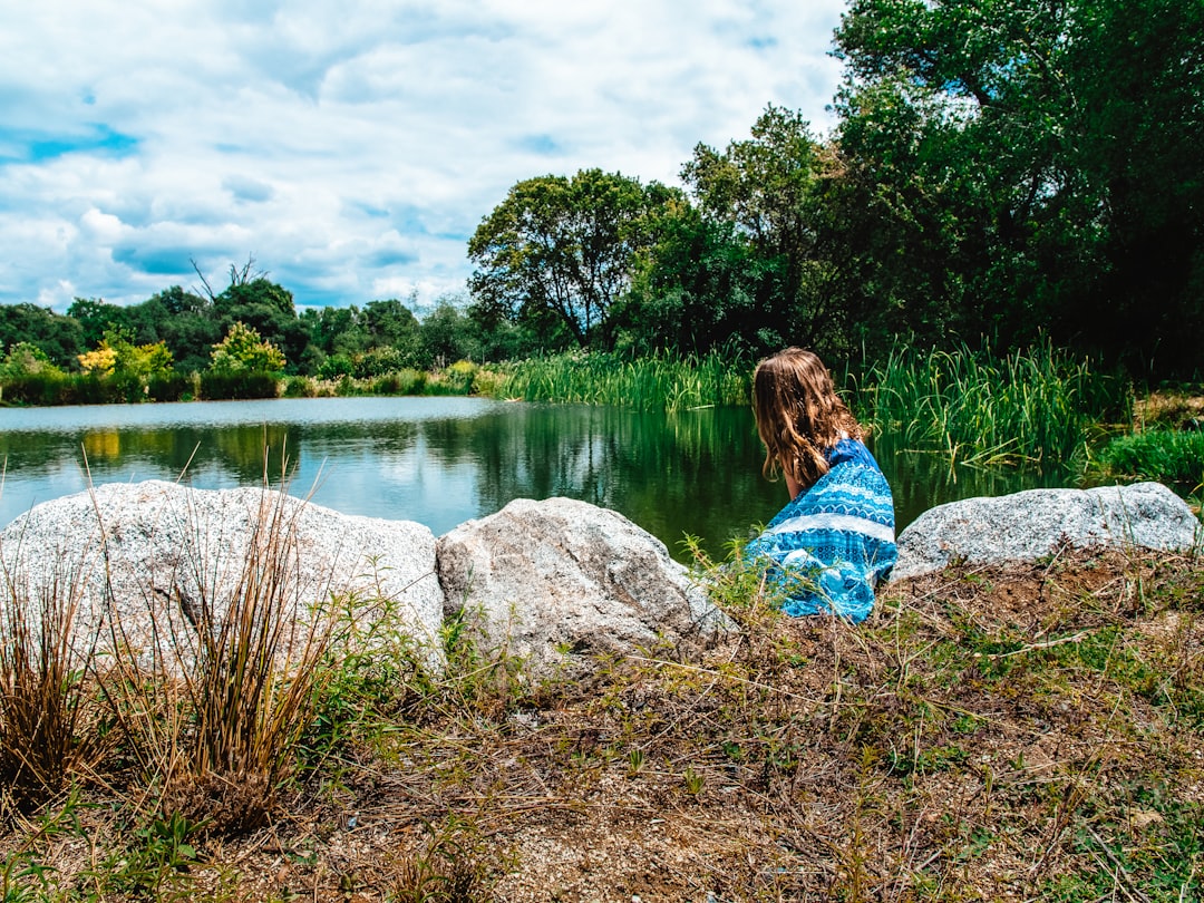 juegos de aprendizaje para 3 años - Explorar la naturaleza al aire libre es un juego educativo completo para los más pequeños
