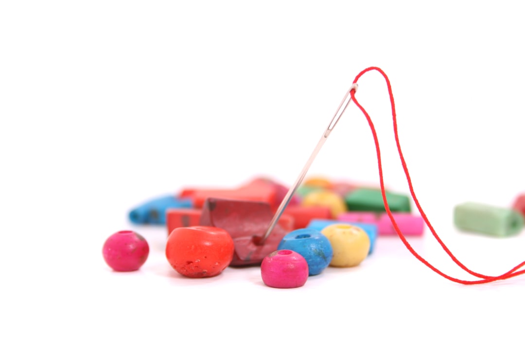 juegos educativos para niños de 4 años - Actividad de motricidad fina con cuentas y pinzas