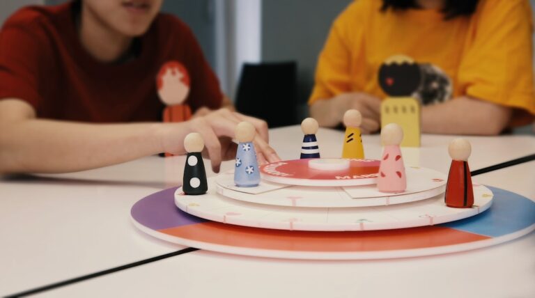 Niños de 6 años explorando materiales de juego educativo en un aula Montessori