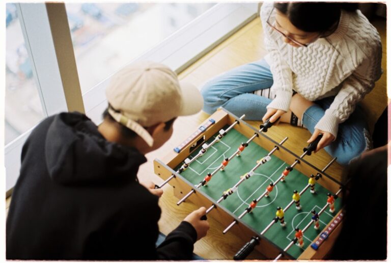 Adolescentes desarrollando pensamiento crítico a través de juegos de estrategia