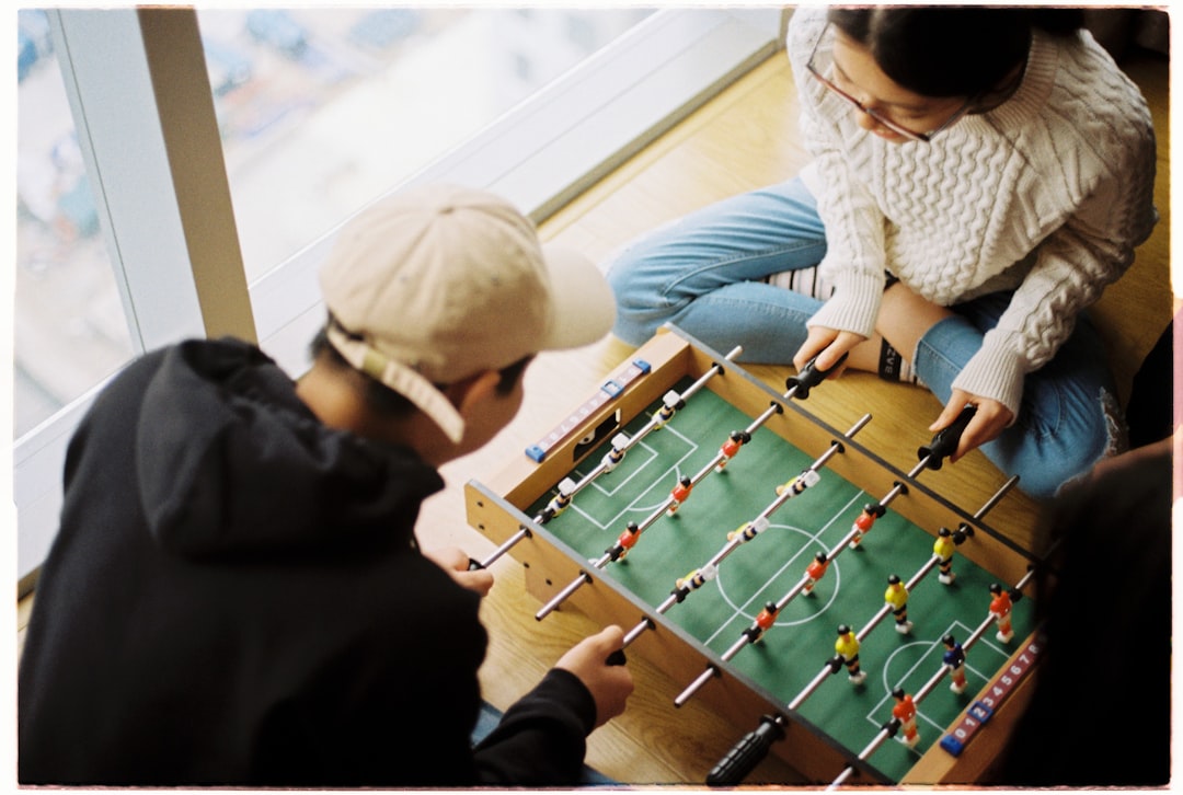Adolescentes desarrollando pensamiento crítico a través de juegos de estrategia