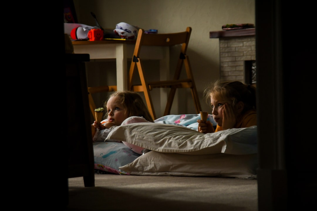 libros para lactantes - Momento íntimo de lectura compartida antes de dormir