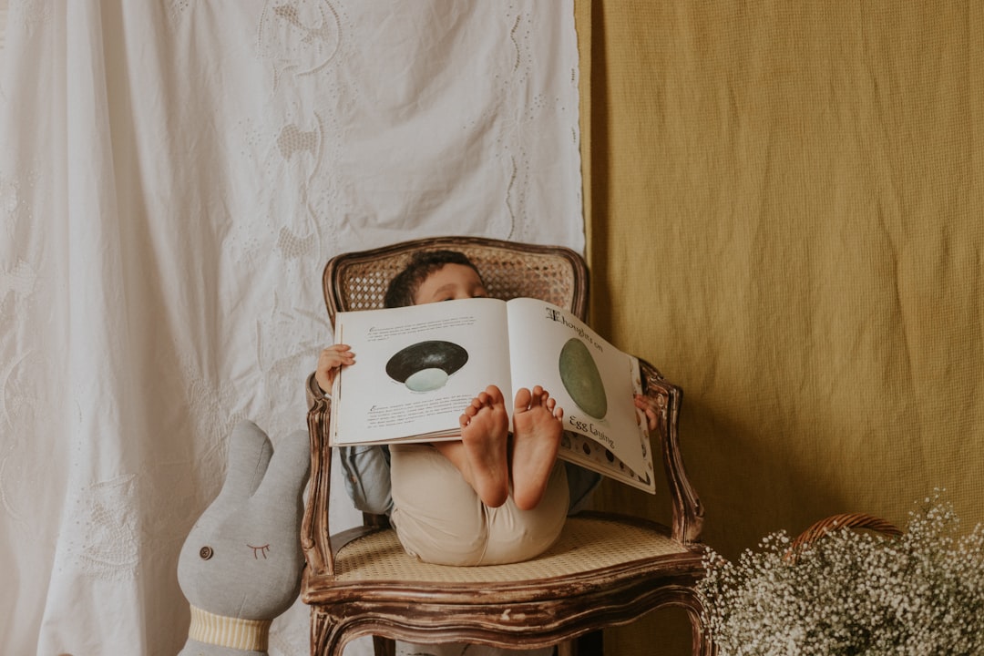 cuentos para bebés para dormir - Madre leyendo un cuento nocturno a su bebé en un ambiente tranquilo y cálido.