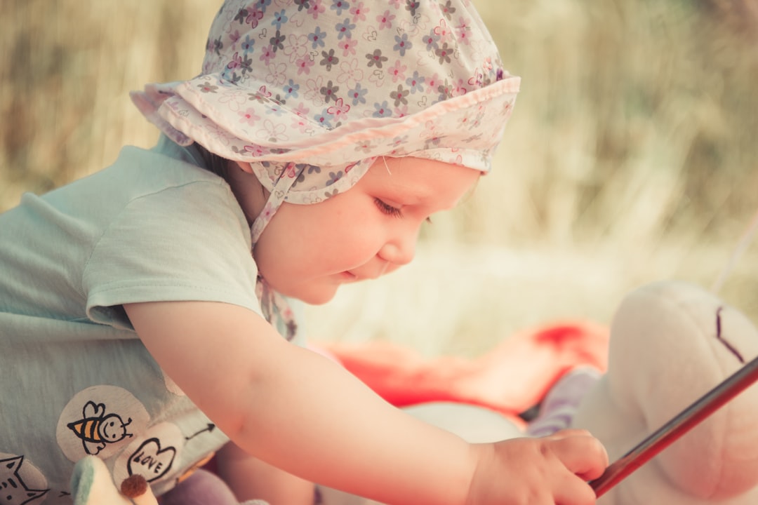 lecturas para bebés antes de dormir - Un niño pequeño elige su cuento favorito de un estante bajo, fomentando la autonomía.