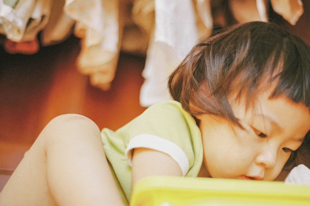cuentos nocturnos para bebés - Rincón de lectura con lámpara cálida y cojines en un ambiente Montessori.