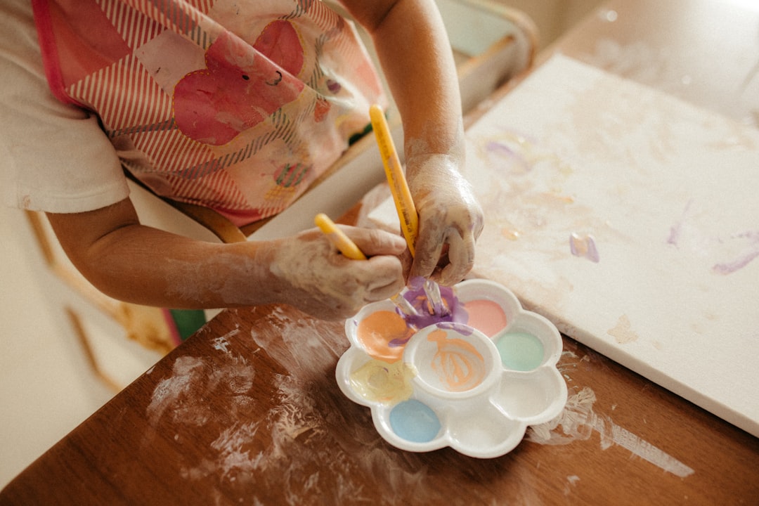 Manualidades para bebés - Cestas de materiales Montessori para estimulación sensorial en el Nido