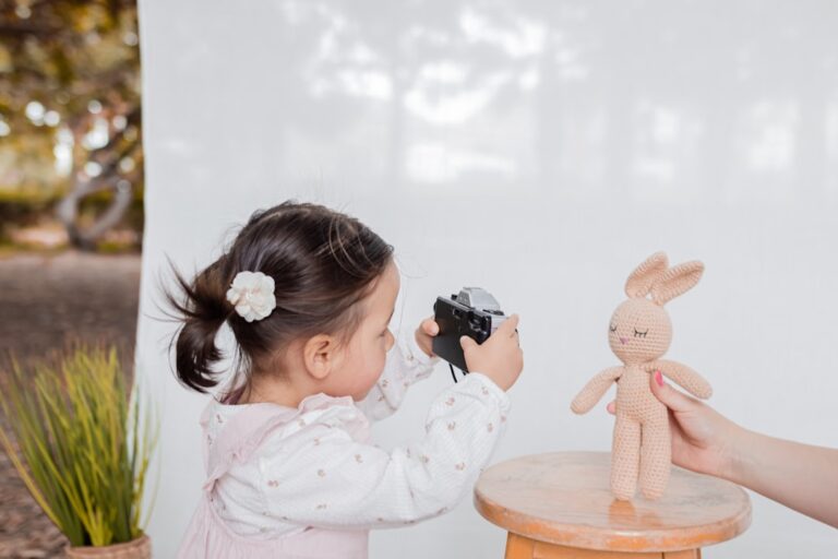 Niño de 5 años concentrado con material Montessori