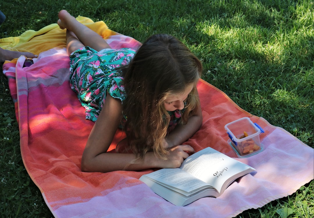 Campamento de verano en inglés - Niños bilingües participando en juegos cooperativos durante el verano