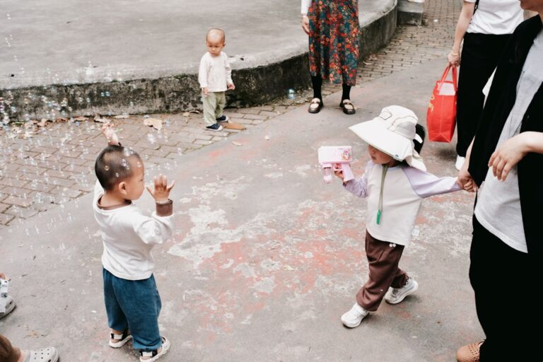 Niños disfrutando de actividades complementarias en un entorno bilingüe