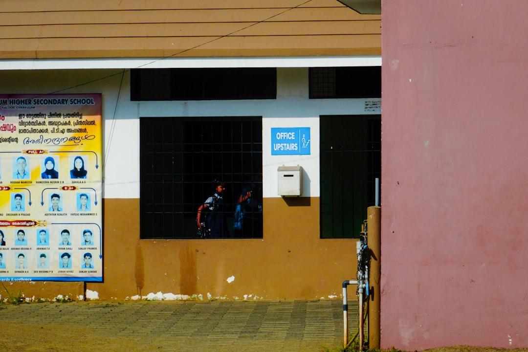 adaptación al colegio - Niño sonriente entrando al colegio con seguridad.