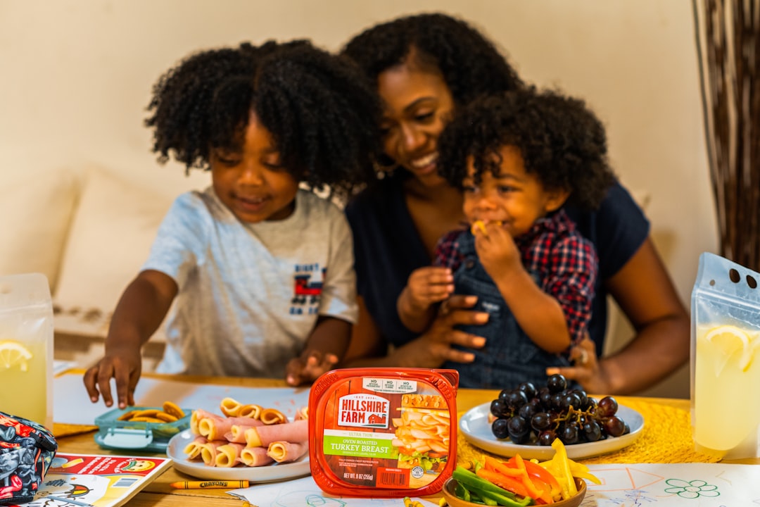 alimentación complementaria temprana - Familia compartiendo una comida con un bebé