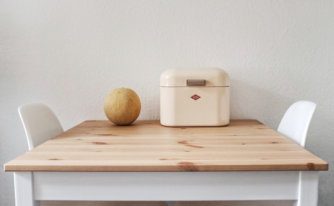 comida sólida a los 5 meses - Niño pequeño en un entorno Montessori preparando un snack
