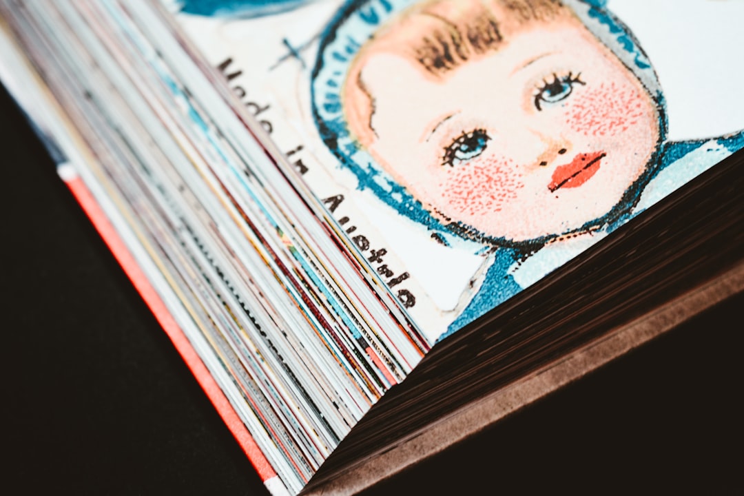 Bebé explorando un libro de cartón grueso con imágenes reales