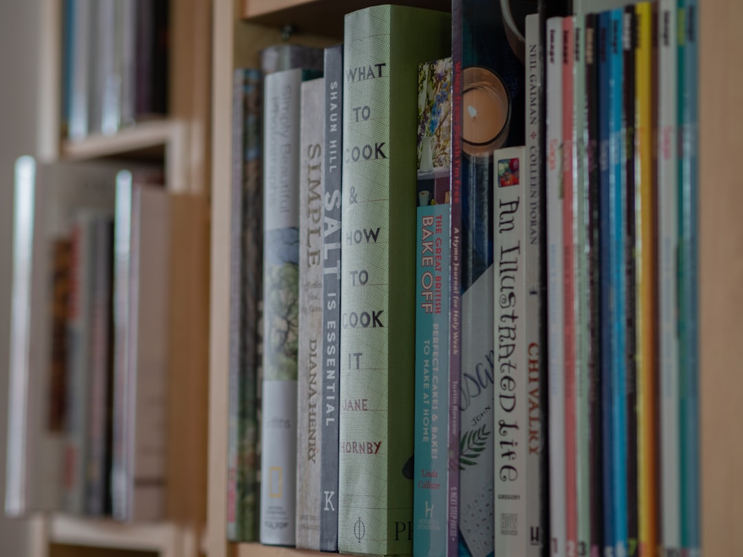 Libros montessori para bebés - Estantería Montessori baja con libros accesibles para los más pequeños