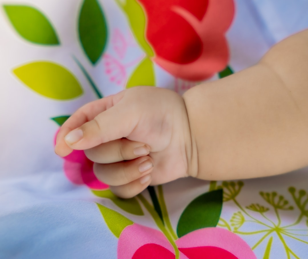 Libros montessori para bebés - Manos de bebé tocando las diferentes texturas de un libro sensorial