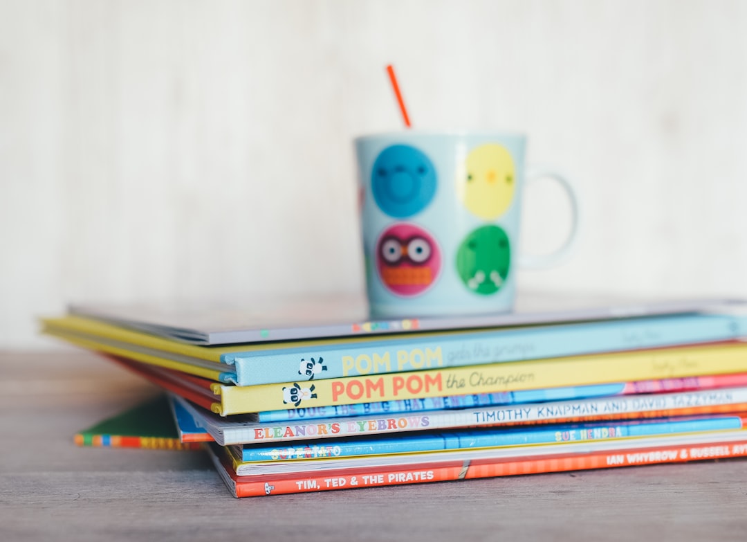libros sensoriales Montessori - Niña de 12 meses hojeando un libro de fotografías en su espacio de juego