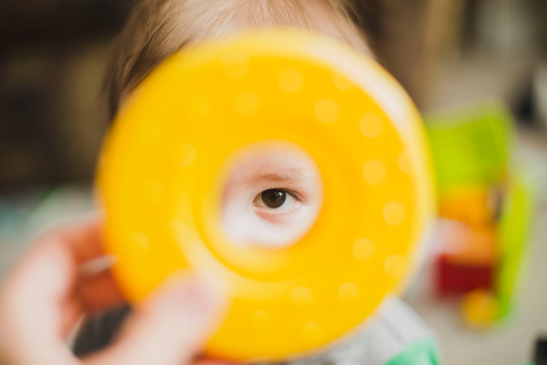 Juguetes montessori para bebés - Anillos apilables de madera para la coordinación mano-ojo.