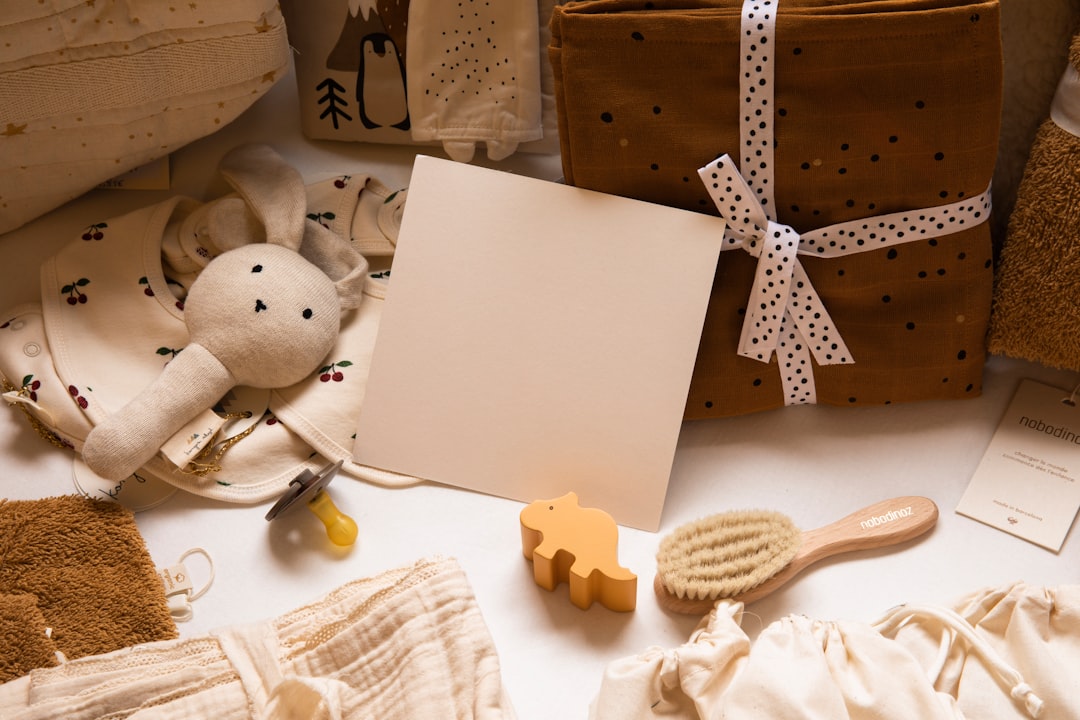 Juguetes montessori para bebés - Ambiente preparado Montessori con estanterías bajas para bebés.