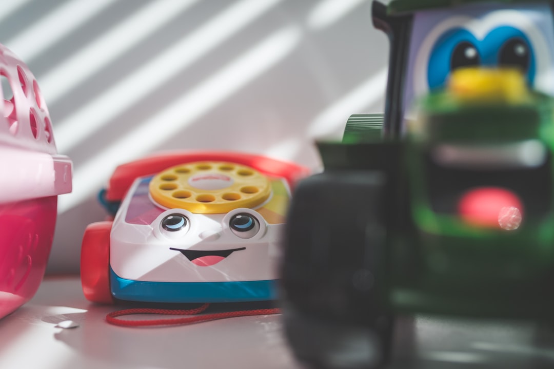 materiales Montessori para bebés - Cesta de tesoros con objetos reales para la exploración sensorial.