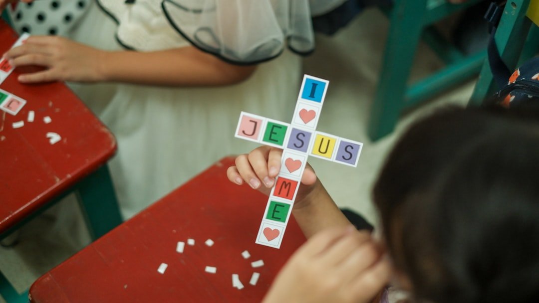 Juegos educativos para niños de 2 años - Actividad de vida práctica: verter agua de un jarro a un vaso en la cocina.