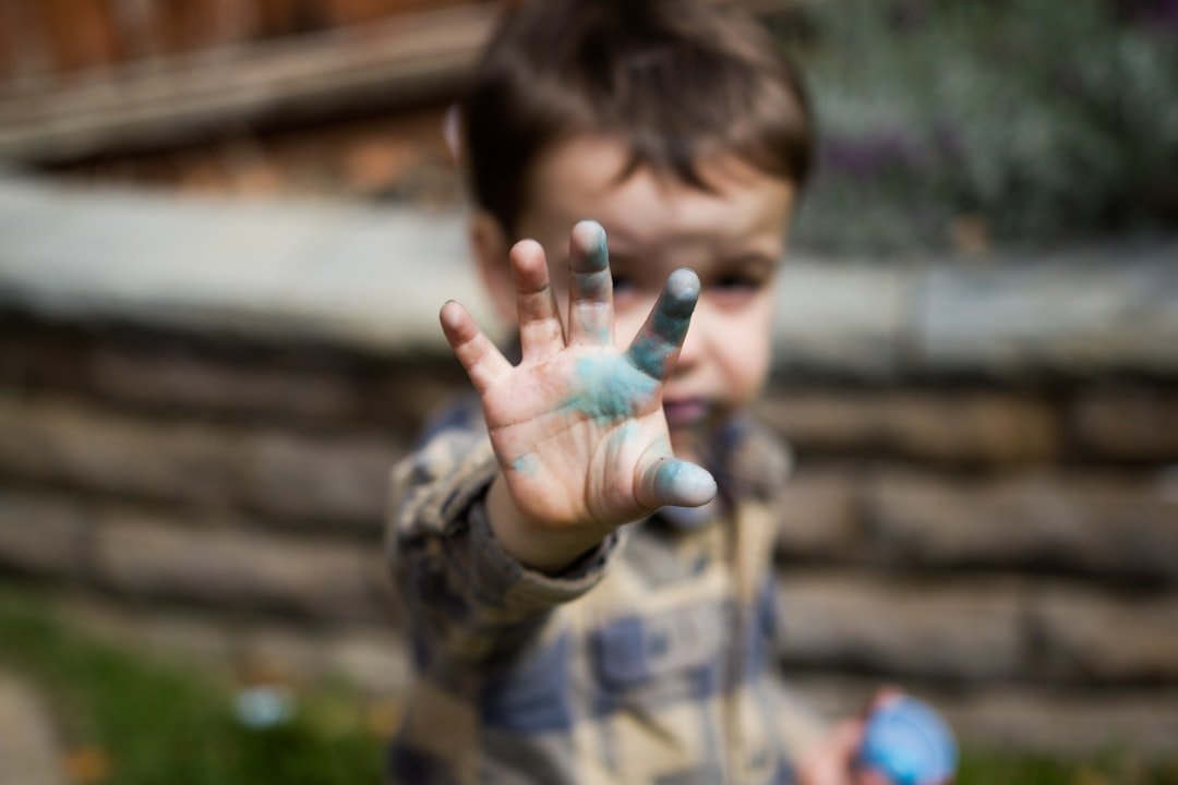Juegos educativos para niños de 2 años - Pintura con los dedos: estimulación sensorial y creatividad a los dos años.