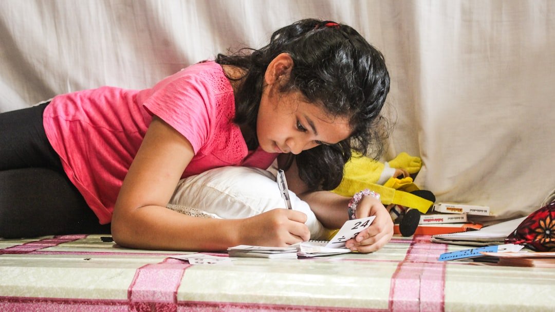 actividades educativas para peques de dos años - Estante Montessori con materiales accesibles y ordenados para un niño pequeño.
