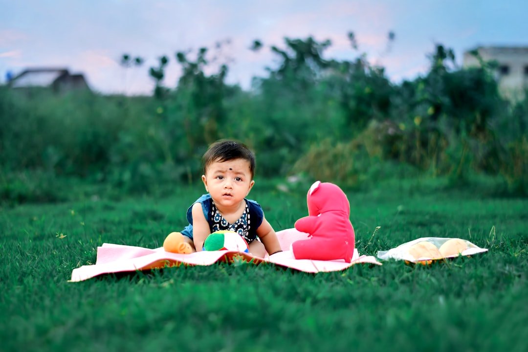 juegos de aprendizaje temprano - Un padre lee un libro de imágenes con su hijo de dos años.