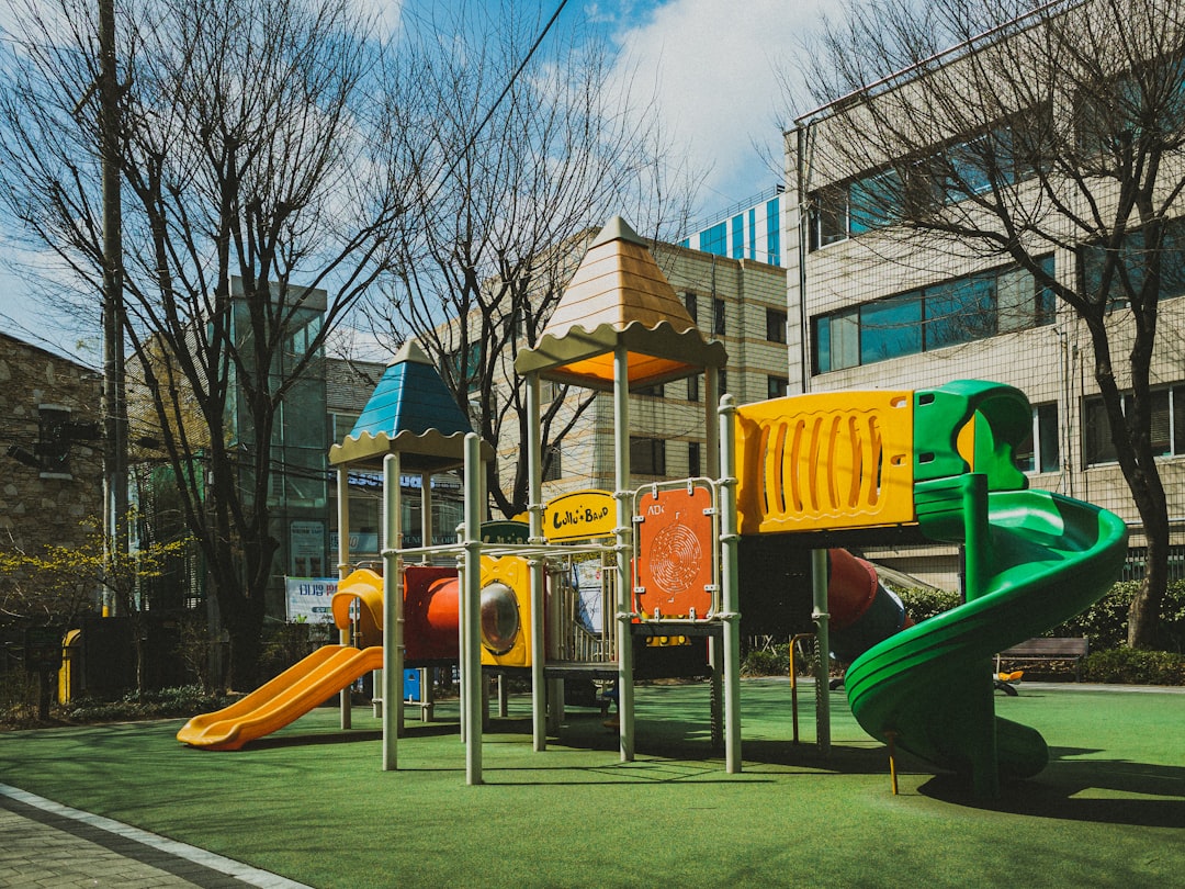 actividades educativas para niños - Niños combinando movimiento y aprendizaje al aire libre