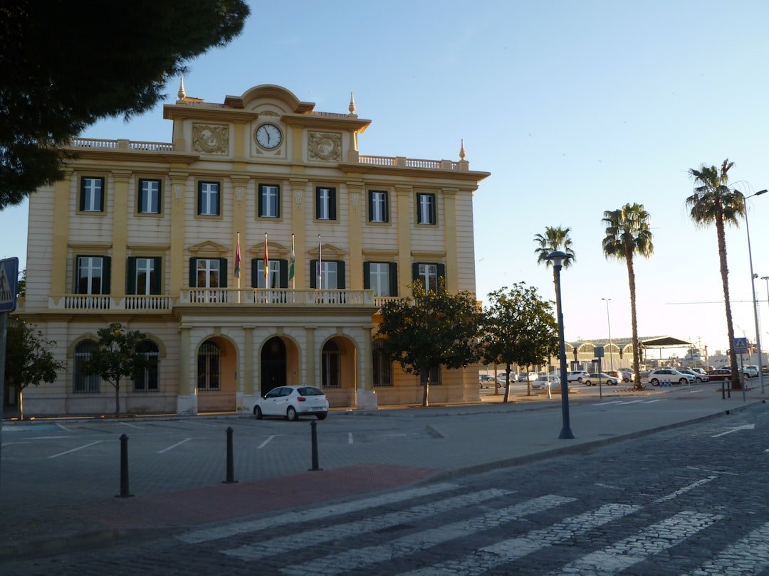 colegio Montessori en Málaga - Alumnos de Taller trabajando en grupo.