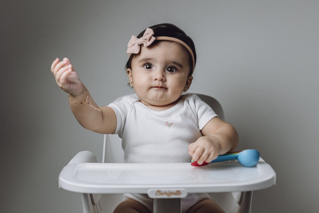 alimentación complementaria - Bebé explorando la cuchara de forma autónoma