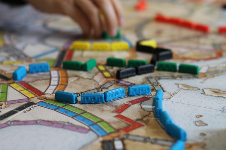 Niños de 10 años concentrados en un juego de mesa cooperativo