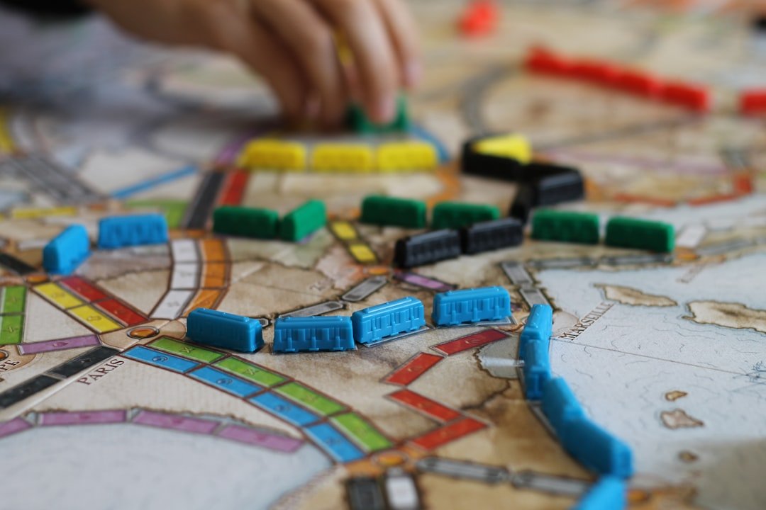 Niños de 10 años concentrados en un juego de mesa cooperativo