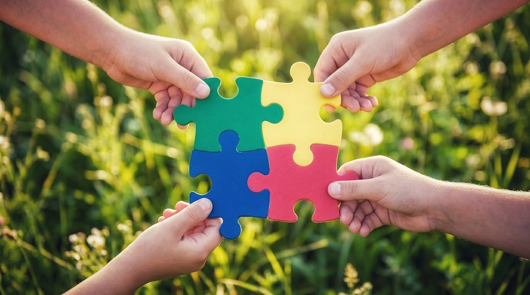 juegos educativos para niños de 10 años - Niños colaborando en un reto de construcción en equipo