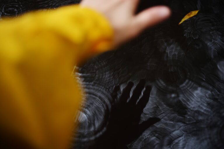 Bebé explorando un panel sensorial con las manos, estimulando el tacto y la coordinación