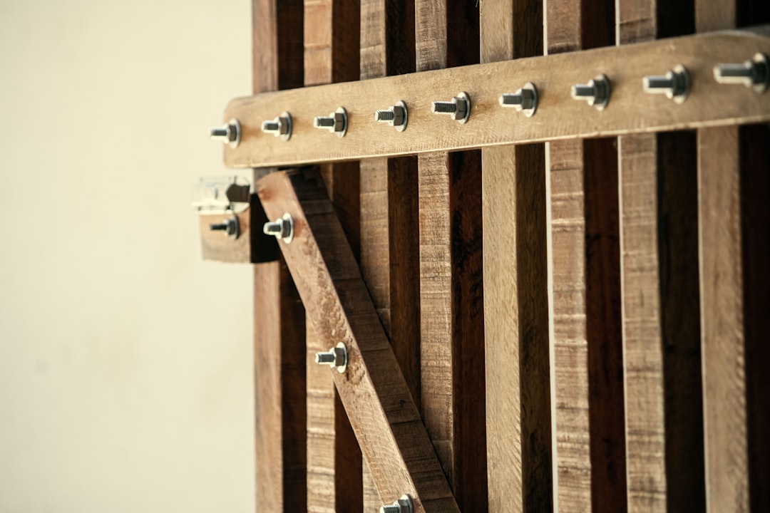 Panel sensorial para bebés - Materiales para crear un panel sensorial en casa: cerraduras, telas y madera
