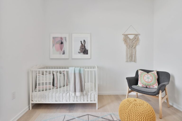 Cama montessori para bebés en un ambiente preparado y ordenado