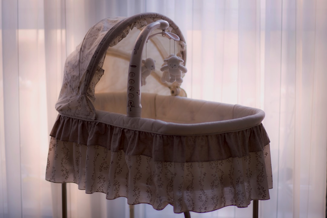 cama montessori para bebés - Bebé durmiendo tranquilamente en una cama montessori a ras de suelo