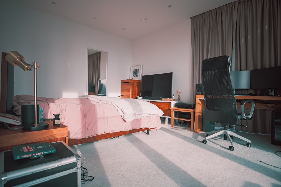 cama en el suelo para bebés - Habitación segura con cama montessori y espejo a la altura del niño