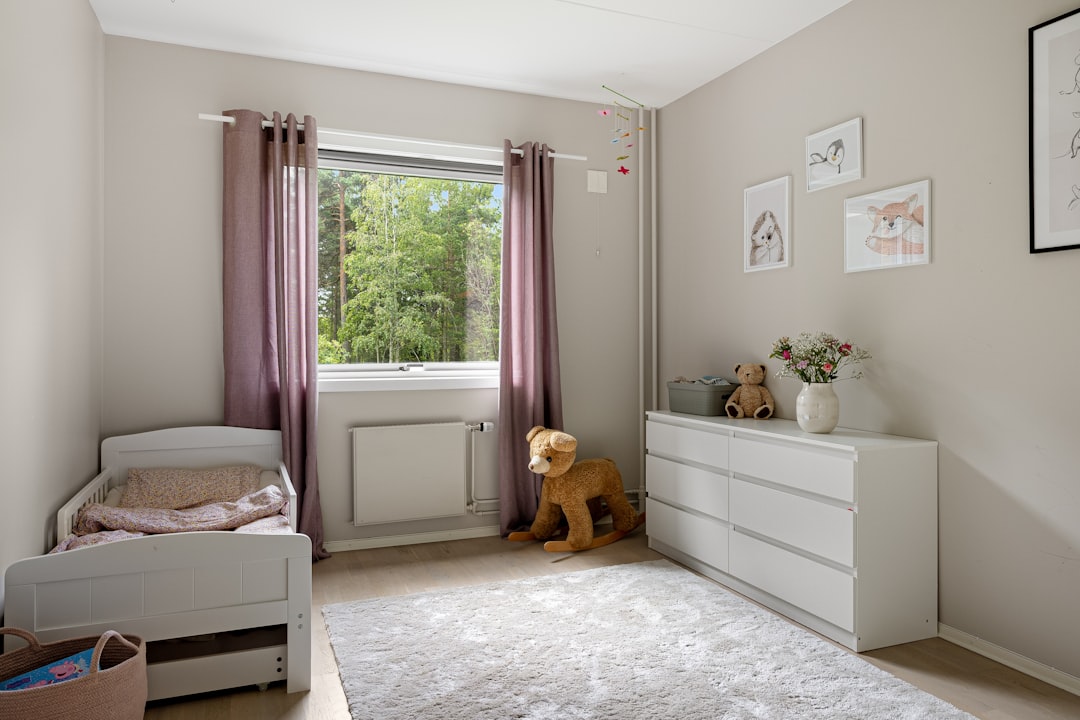 cuna montessori - Espacio de descanso montessori con iluminación natural suave