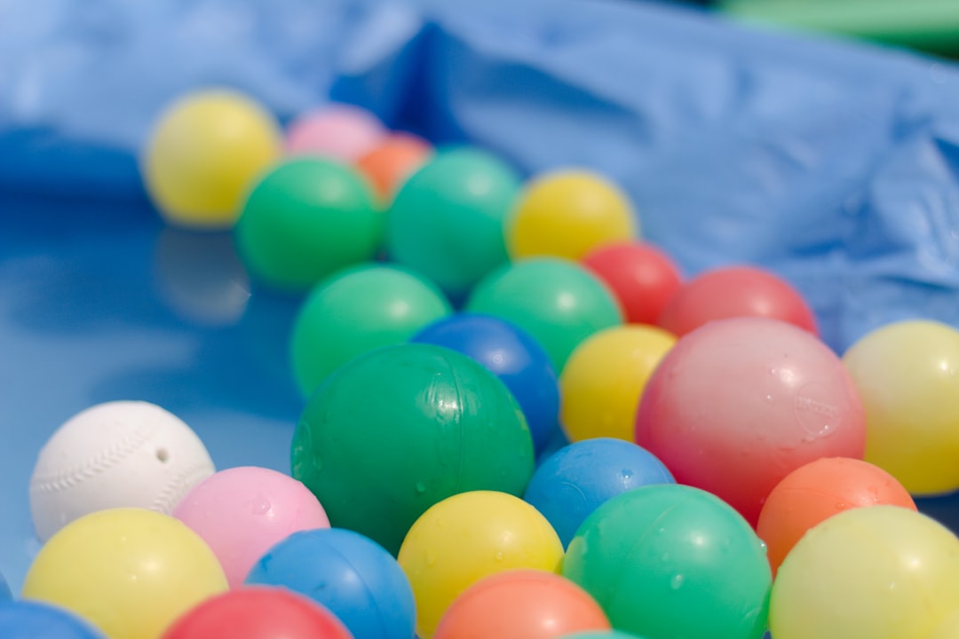 Material sensorial para bebés - Móvil Montessori de contraste blanco y negro para recién nacidos.