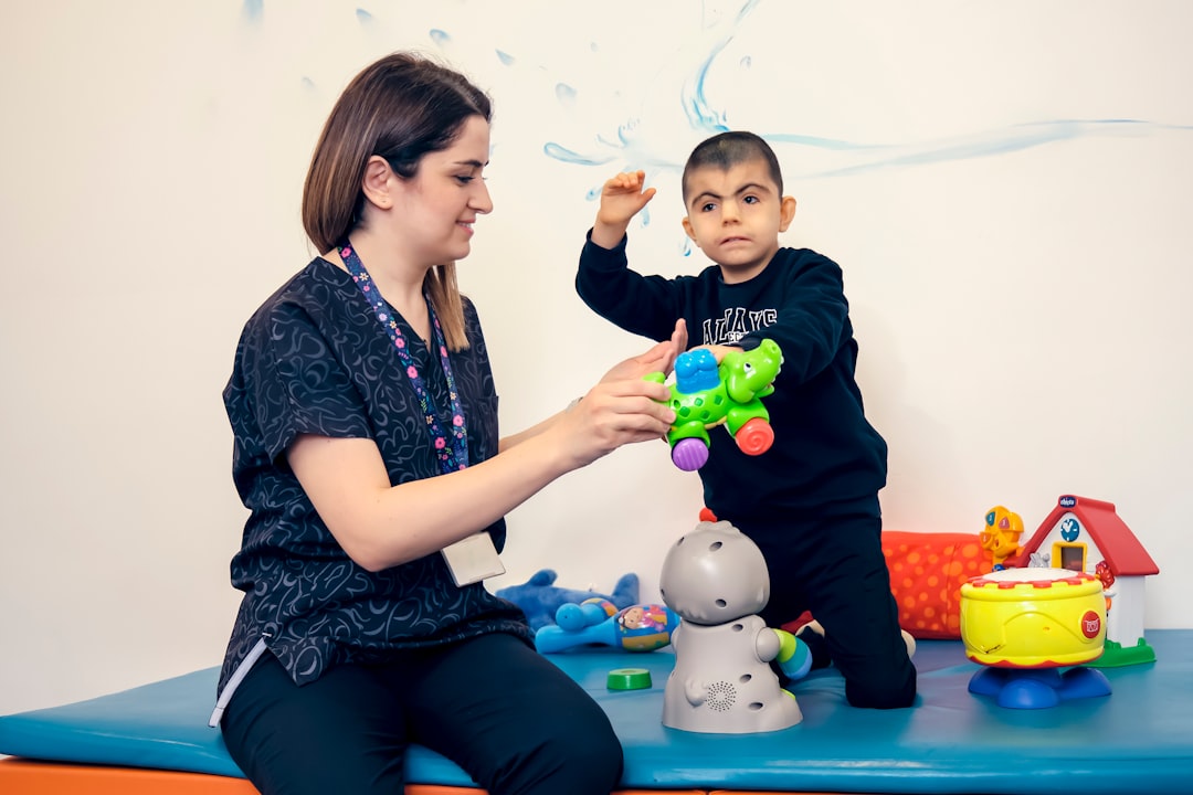 materiales Montessori para bebé - Actividad de trasvase con arroz para niños de 12 a 36 meses.