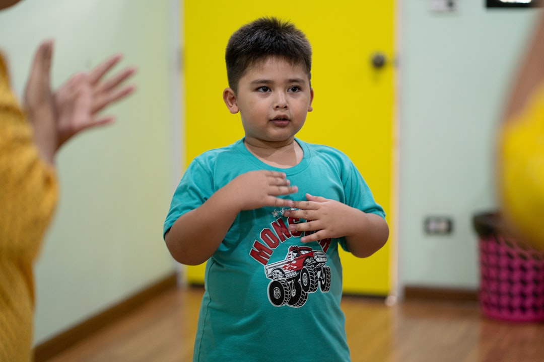 Actividades de disciplina positiva - Niño pequeño explorando materiales sensoriales